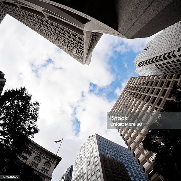 Rascacielos En La Ciudad De San Francisco Foto de stock y más banco de imágenes de Anochecer - Anochecer, Arquitectura, Azul