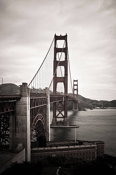 golden gate bridge, monochrom in sepia - san francisco bay golden gate bridge bridge san francisco county stock-fotos und bilder