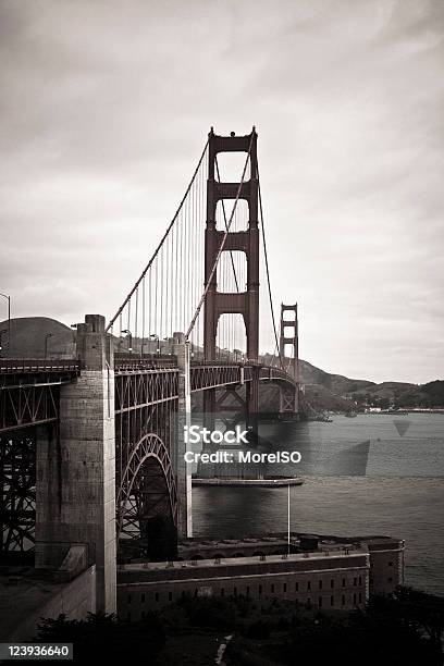 Golden Gate Bridge Monocromático Em Sépia - Fotografias de stock e mais imagens de São Francisco - Califórnia - São Francisco - Califórnia, Golden Gate Bridge, 1940-1949