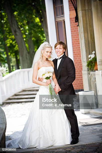 Photo libre de droit de Heureuse Mariée Et Le Marié banque d'images et plus d'images libres de droit de Adulte - Adulte, Amour, Belle femme