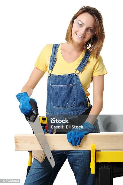 Junge Frau Auftragnehmer Konstruktion Carpenter Mit Säge Auf Weiß Stockfoto und mehr Bilder von Arbeiten