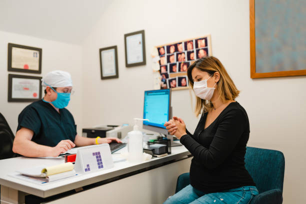 mujer embarazada usando gel desinfectante de manos para prevenir la infección por coronavirus - gynecologist gynecological examination ultrasound human pregnancy fotografías e imágenes de stock