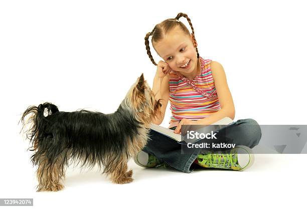 Photo libre de droit de Fillette Lisant Un Livre banque d'images et plus d'images libres de droit de Amitié - Amitié, Animaux de compagnie, Assis