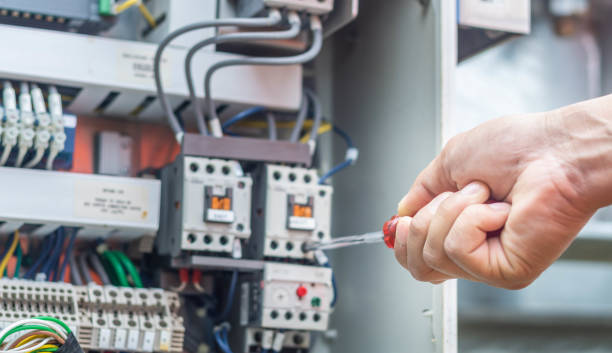 los ingenieros están comprobando el funcionamiento del panel de control, el sistema de ajuste del panel solar de acuerdo con el sol, el concepto de ingeniero profesional sobre el sistema de células solares - engineer heat machine part repairing fotografías e imágenes de stock