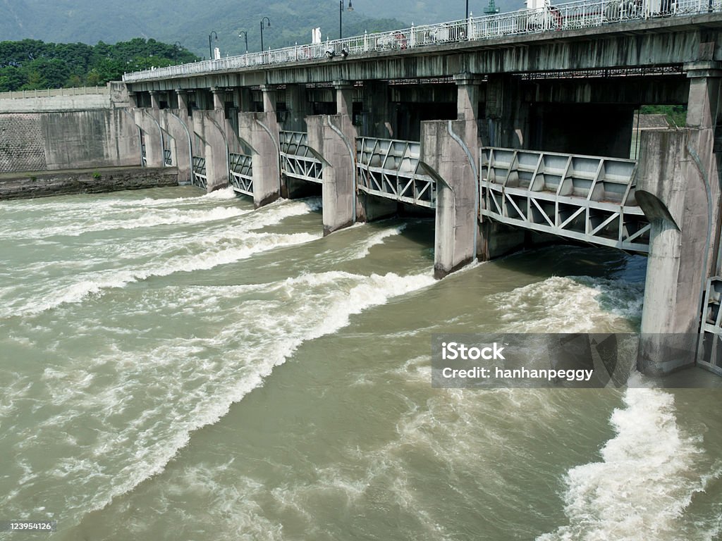 Agua que fluye a través de la decantación - Foto de stock de Agua libre de derechos