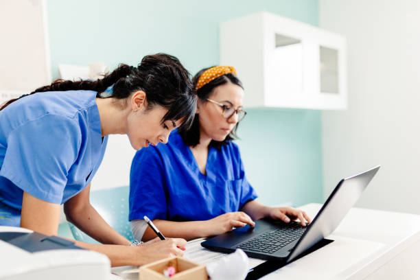 medico e infermiere che usano il portatile in clinica - laptop doctor using computer nurse foto e immagini stock