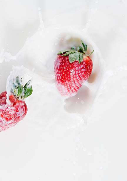 strawberrys de leite fresco - fruit yogurt falling garnish - fotografias e filmes do acervo