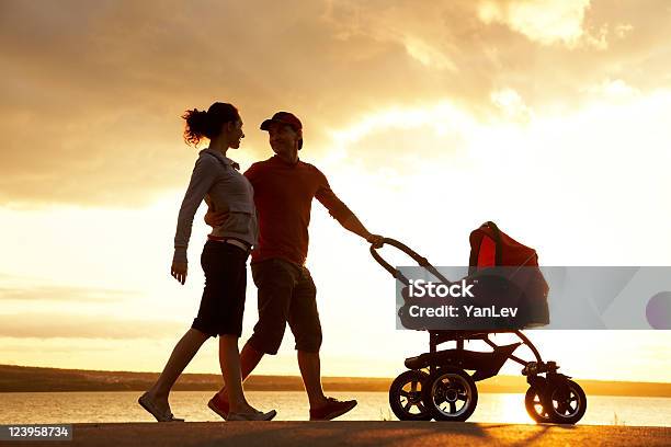 Familie Spaziergang Bei Sonnenuntergang Stockfoto und mehr Bilder von Kinderwagen - Kinderwagen, Paar - Partnerschaft, Sportkinderwagen