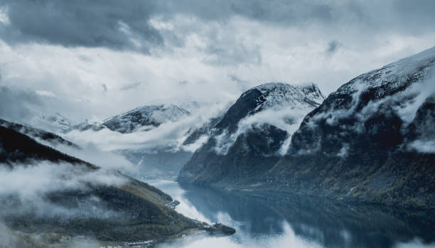 vue du fjord d’aurlands du point de vue de stegastein en norvège - flam aurlandsfjord sognefjord fjord photos et images de collection