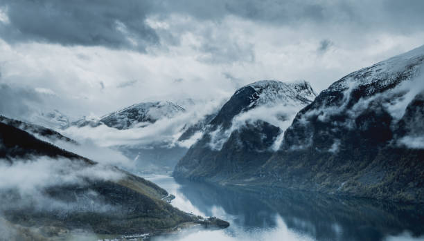 vista do fiorde aurlandsfjord do mirante de stegastein na noruega - flam aurlandsfjord sognefjord fjord - fotografias e filmes do acervo