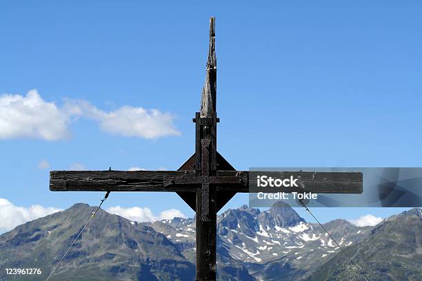 Mountain Cross Stockfoto und mehr Bilder von Abgerissen - Abgerissen, Alpen, Bergsteigen