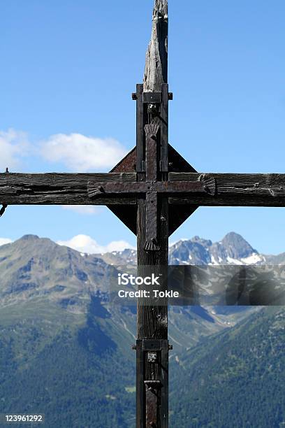 Mountain Cross Stockfoto und mehr Bilder von Abgerissen - Abgerissen, Alpen, Bergsteigen