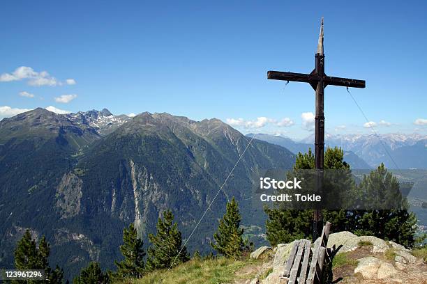 Mountain Cross Stockfoto und mehr Bilder von Abgerissen - Abgerissen, Alpen, Bergsteigen
