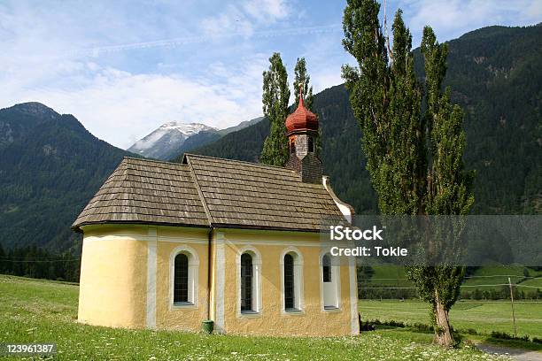 Kleine Kirche In Den Alpen Stockfoto und mehr Bilder von Alpen - Alpen, Baum, Beten