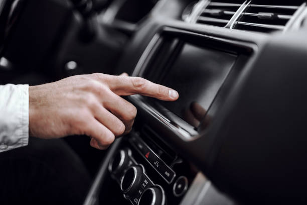 mano de conductor macho usando la pantalla de audio del coche - car air conditioner vehicle interior driving fotografías e imágenes de stock