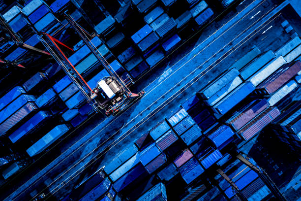 vista drone di enorme porto industriale con container cargo. industria logistica commerciale della cina hong kong - blue bulk business cargo container foto e immagini stock