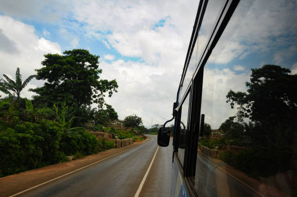 roadtrip através de gana em um ônibus (através de florestas tropicais, ruas danificadas e típicas cenas e aldeias ganesas) - bustrip - fotografias e filmes do acervo