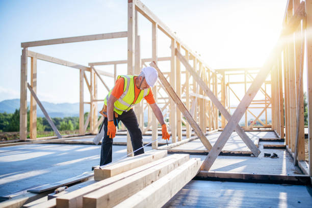 construtor trabalhando na construção de edifícios de madeira. - construction frame wood accuracy adult - fotografias e filmes do acervo