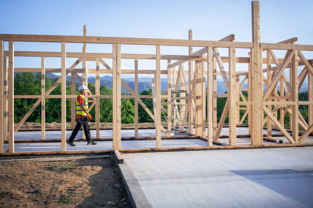constructor trabajando en la casa de madera en la naturaleza. - new home construction fotografías e imágenes de stock