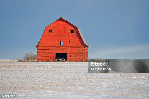 Rote Scheune Schnee Stoppelbart Stockfoto und mehr Bilder von Scheune - Scheune, Winter, Abwesenheit