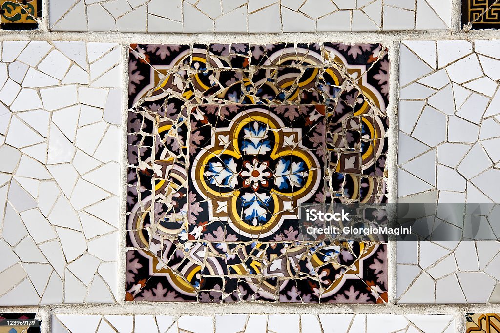 Ceramica mosaico geometrico di Gaudì, Barcellona, in Spagna - Foto stock royalty-free di Antoni Gaudí