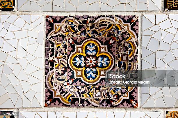 Geométrico Cerâmica Mosaico Por Gaudì Barcelona Espanha - Fotografias de stock e mais imagens de Antonio Gaudi