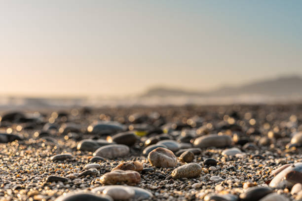 수평선에 흐린 하늘과 돌 배경을 닫습니다 - pebble beach california 뉴스 사진 이미지