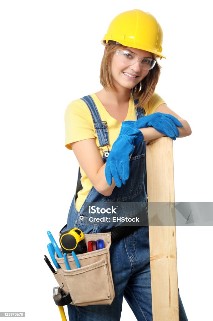若い女性の建設請負業者カーペンター、2 x 4 、ホワイト - 手に持つのロイヤリティフリーストックフォト