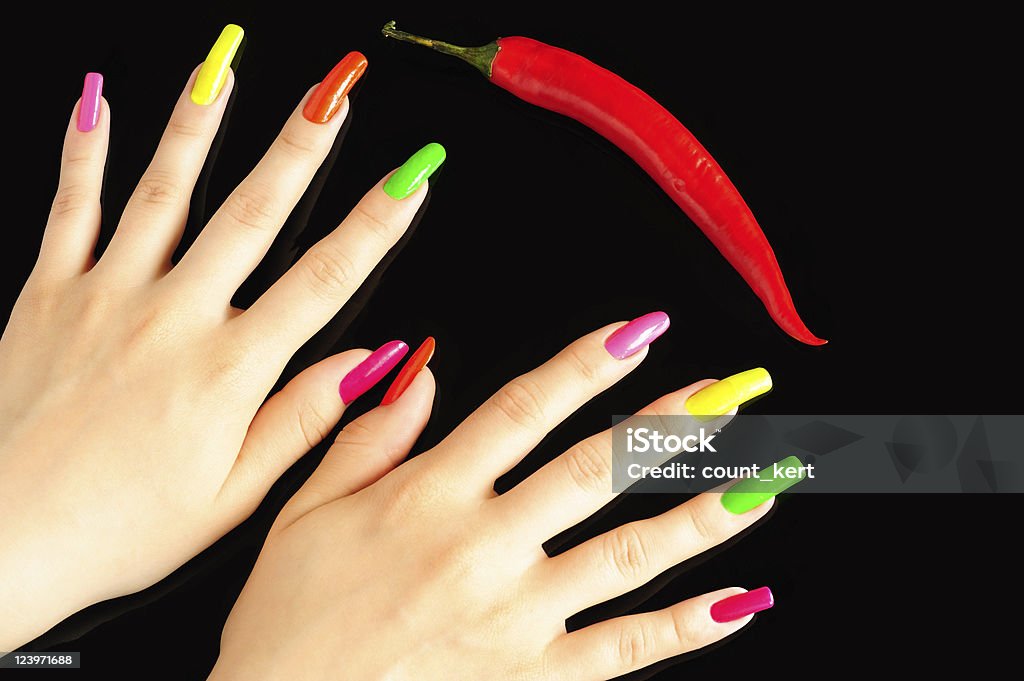 manicure colorate con peperoncino - Foto stock royalty-free di Adulto