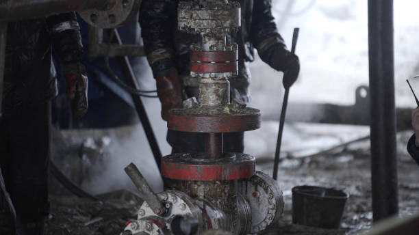 installation d’équipement industriel de pompe à huile pour le pompage du pétrole brut pour l’énergie fossile avec plate-forme de forage dans le champ de pétrole après puits de forage. équipement pour puits d’huile de raccordement de tête de p - fossil fuel fuel and power generation fuel pump gasoline photos et images de collection