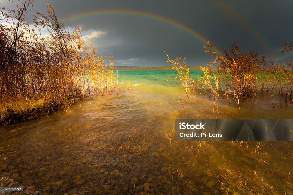 Regenbogen und dunkle Wolken über große See - Lizenzfrei Blau Stock-Foto