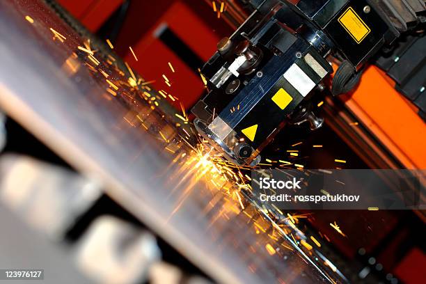 Industrielle Laser Stockfoto und mehr Bilder von Maschinenteil - Ausrüstung und Geräte - Maschinenteil - Ausrüstung und Geräte, Metallarbeiter, Flamme