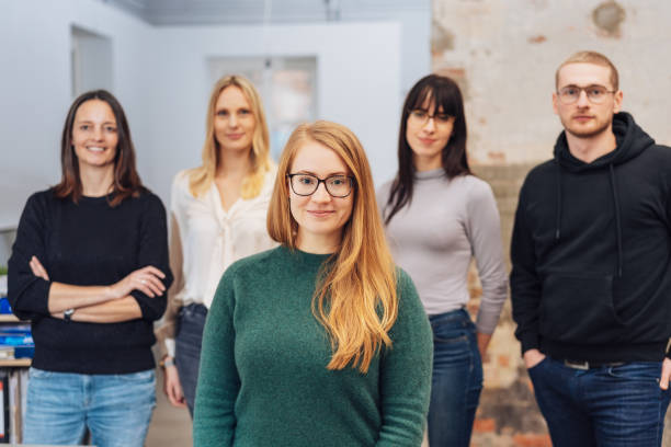 joven pelirroja con su equipo de negocios - fundador fotografías e imágenes de stock