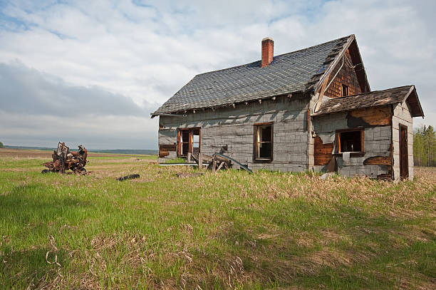 istock old abandoned farm building: tar paper shack 123977435