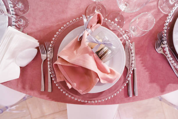 mesa en la recepción de la boda. placa, tenedor y cuchillo. - fashionable party design home decorating fotografías e imágenes de stock