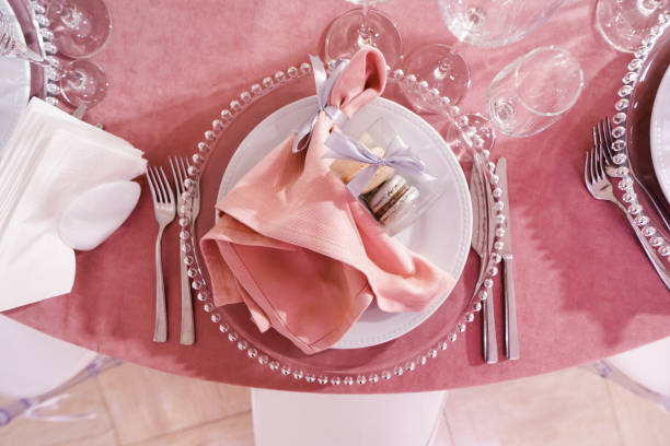 настройка стола на свадебном приеме. плита, вилка и нож. - fashionable party design home decorating стоковые фото и изображения