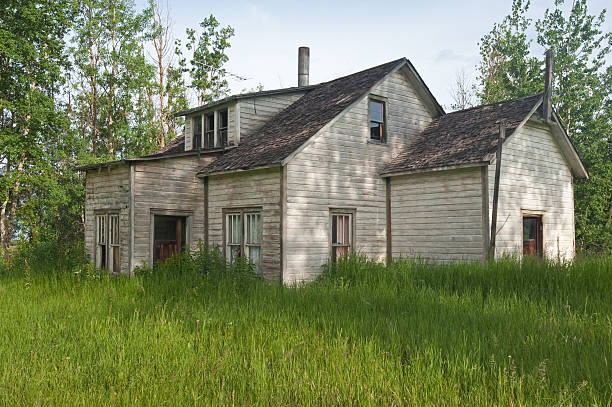 istock old abandoned farm building: Derelict white house 123977549