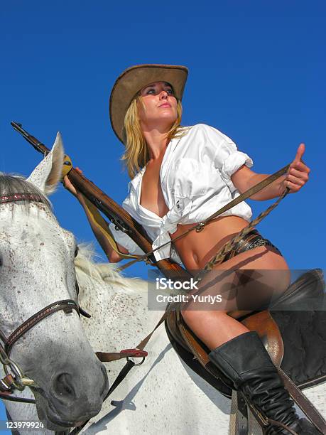 Joven Atractiva Ranger Foto de stock y más banco de imágenes de Caballo - Familia del caballo - Caballo - Familia del caballo, Escopeta, Fémina