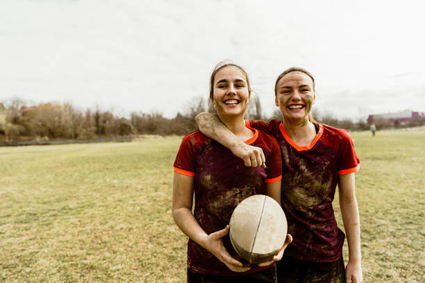 Smiling rugby players on the rugby field Photo of female rugby players on the rugby field rugby team stock pictures, royalty-free photos & images