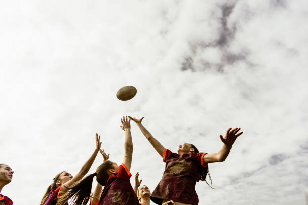 équipe de rugby en action - mudball photos et images de collection