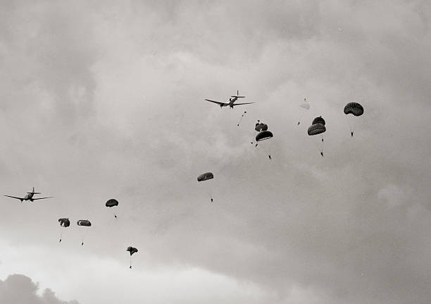 caída paratroopers aire - segunda guerra mundial fotografías e imágenes de stock