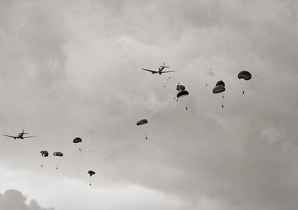 Paratroopers air drop World War II era airplanes dropping paratroopers battlefield photos stock pictures, royalty-free photos & images