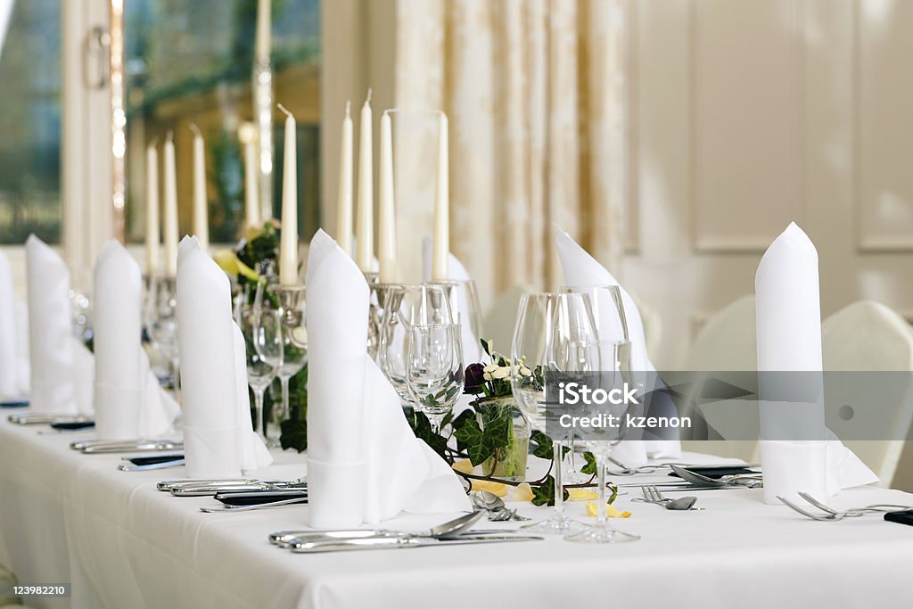 Matrimonio decorato tavolo feastfully - Foto stock royalty-free di Banchetto