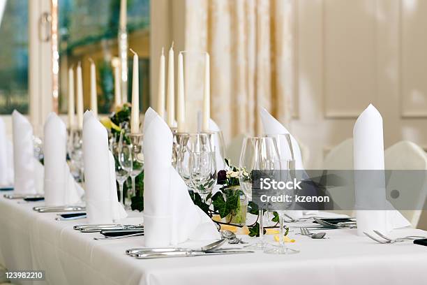 Matrimonio Decorato Tavolo Feastfully - Fotografie stock e altre immagini di Banchetto - Banchetto, Bicchiere, Bouquet