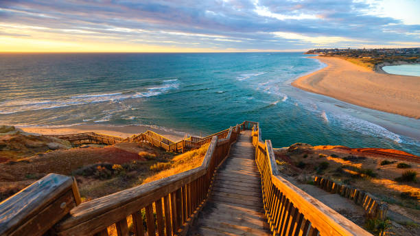 passerella di south port beach al tramonto - cultura australiana foto e immagini stock