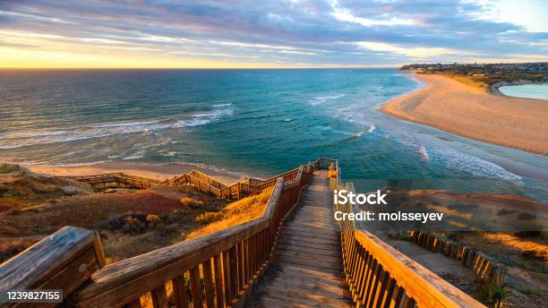 De Promenade Van Het Strand Van Het Zuiden Bij Zonsondergang Stockfoto en meer beelden van Australië