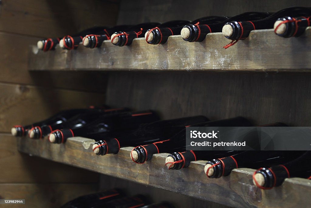 Butelki czerwonego wina - Zbiór zdjęć royalty-free (Alkohol - napój)