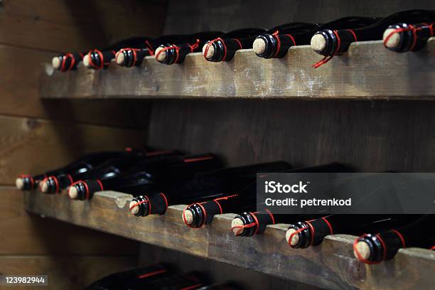 Butelki Czerwonego Wina - zdjęcia stockowe i więcej obrazów Alkohol - napój - Alkohol - napój, Alkoholizm, Bez ludzi