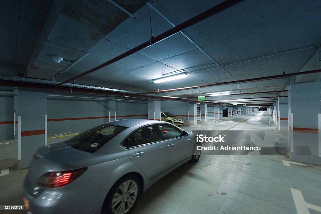 Movimiento de estacionamiento sin servicio de valet subterráneo - Foto de stock de Aire libre libre de derechos