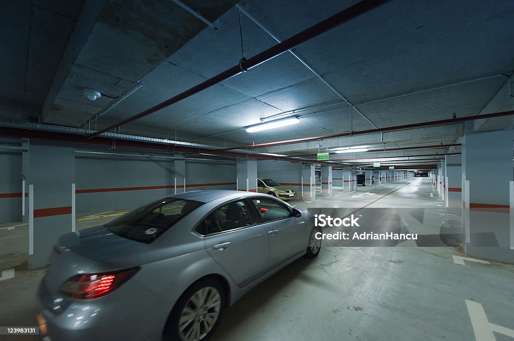 Estacionamento subterrâneo movimento - Foto de stock de Arquitetura royalty-free